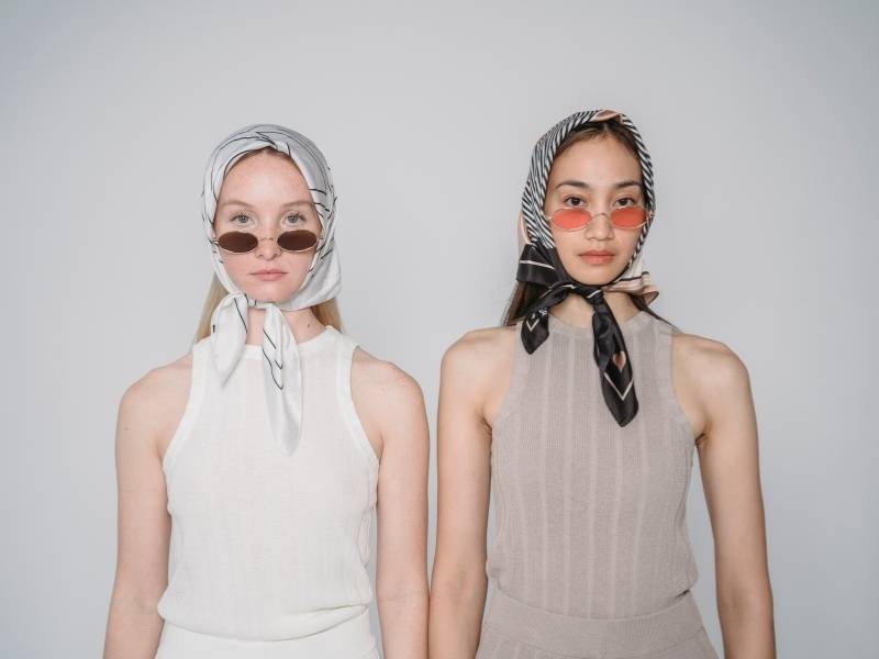 Inspirasi Cara Pakai Scarf Kepala Wanita yang Stylish