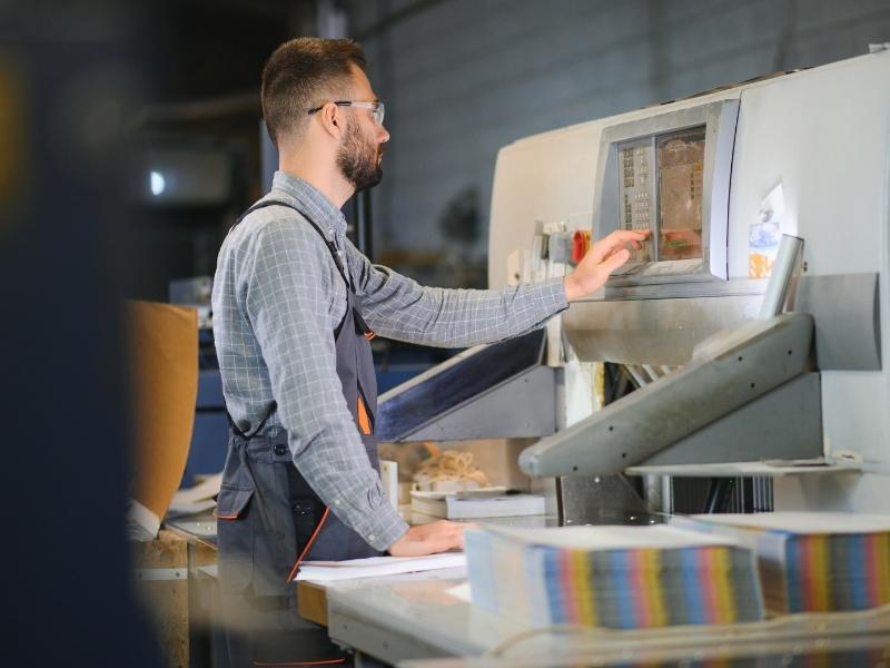 Jasa Cetak UV Flatbed, Solusi Cetak Premium untuk Segala Material